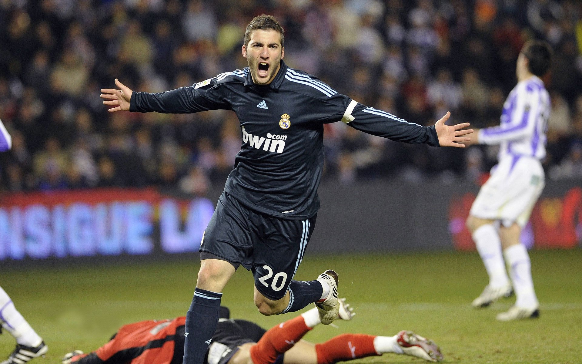 多面手风采：篮球场上的全能战士，多样篮球